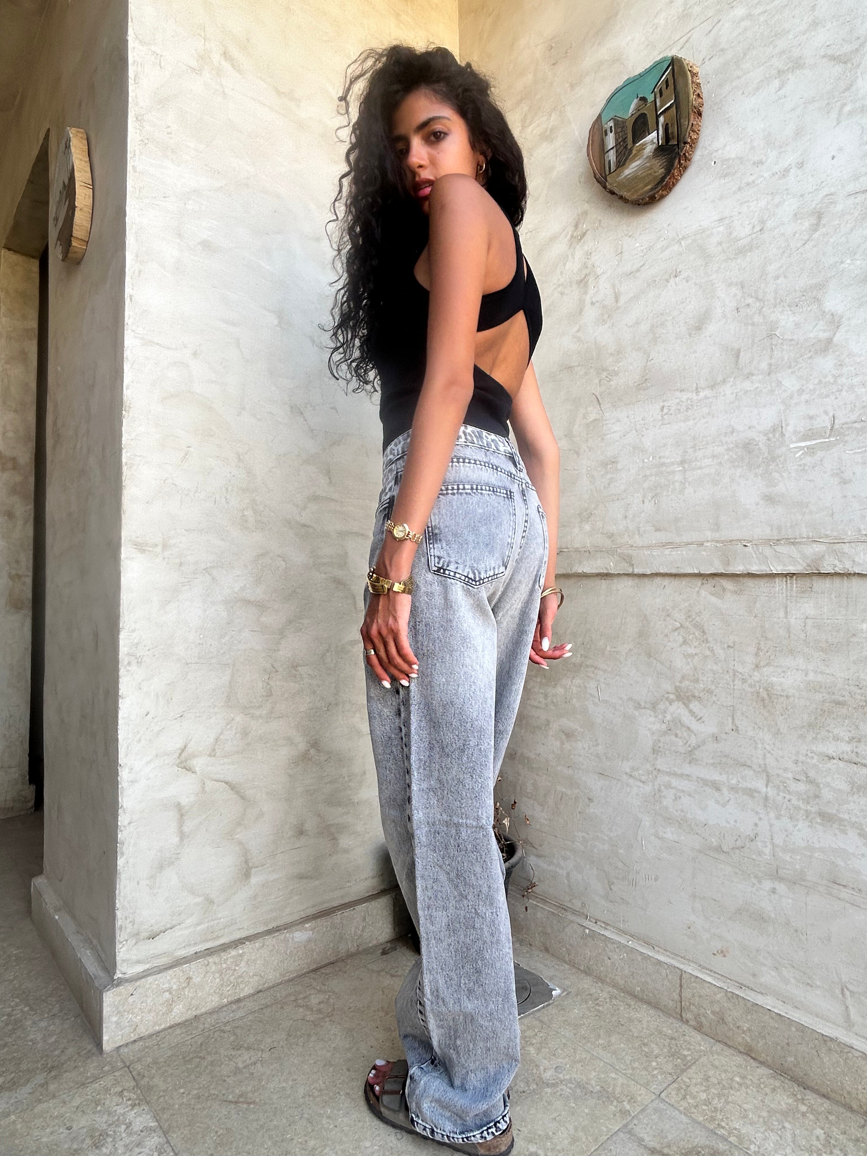 بنطال جينز رمادي بنقشة جلد النمر وخصر مرتفع وساق مستقيمة