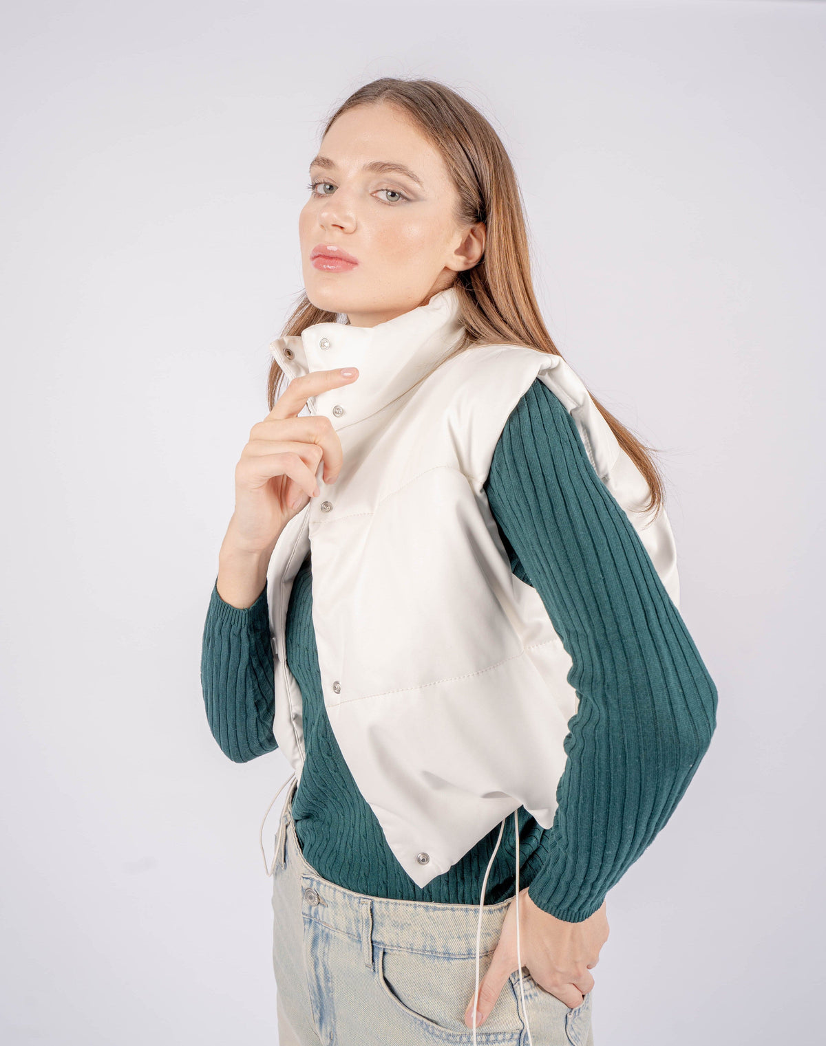 سترة جلدية بيضاء