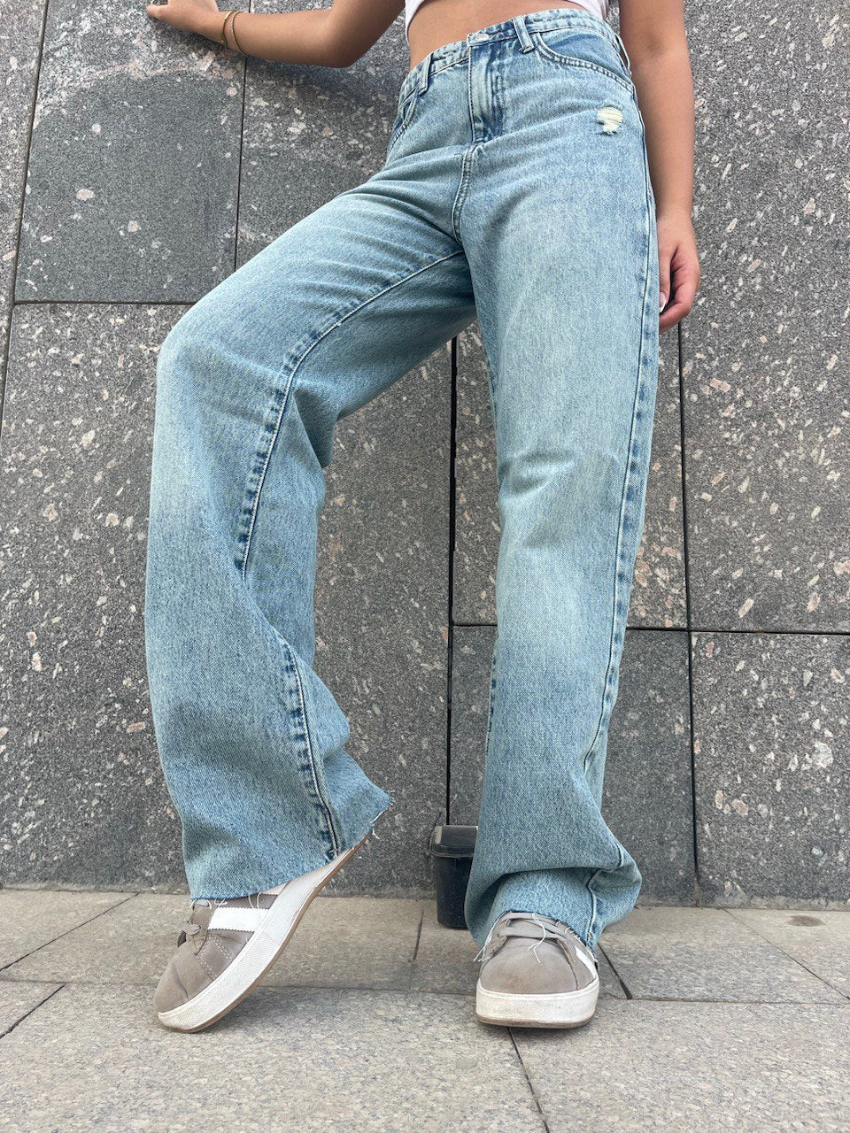 Hight-waist light acid wash straight leg jeans