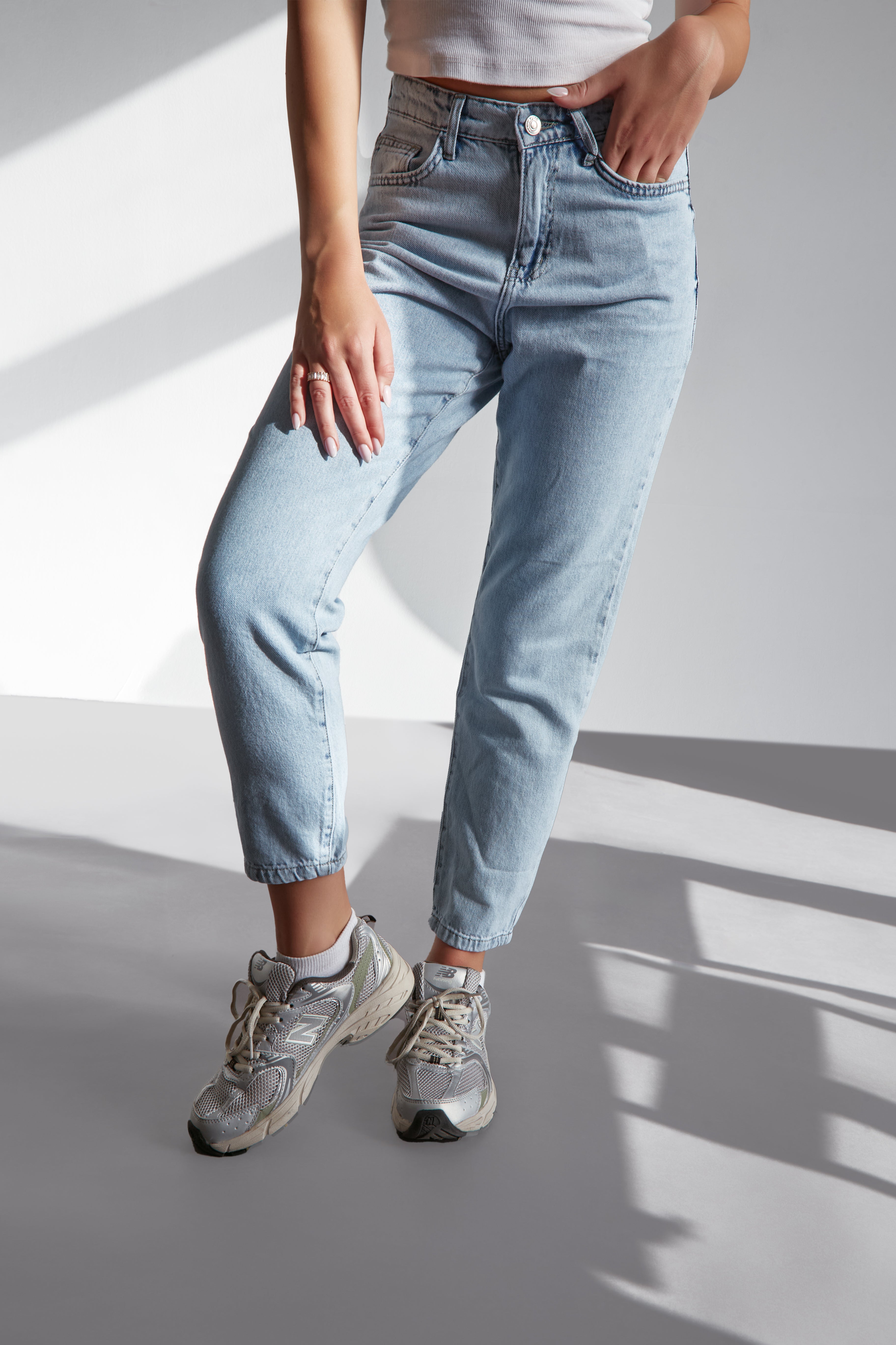 High waisted light wash mom fit jeans - Lioroucci