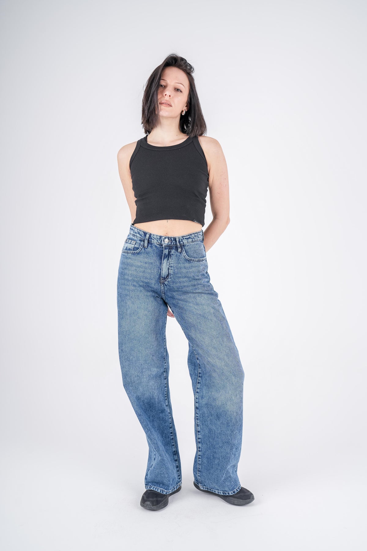 بنطال جينز واسع الساق بخصر مرتفع وغسيل متوسط