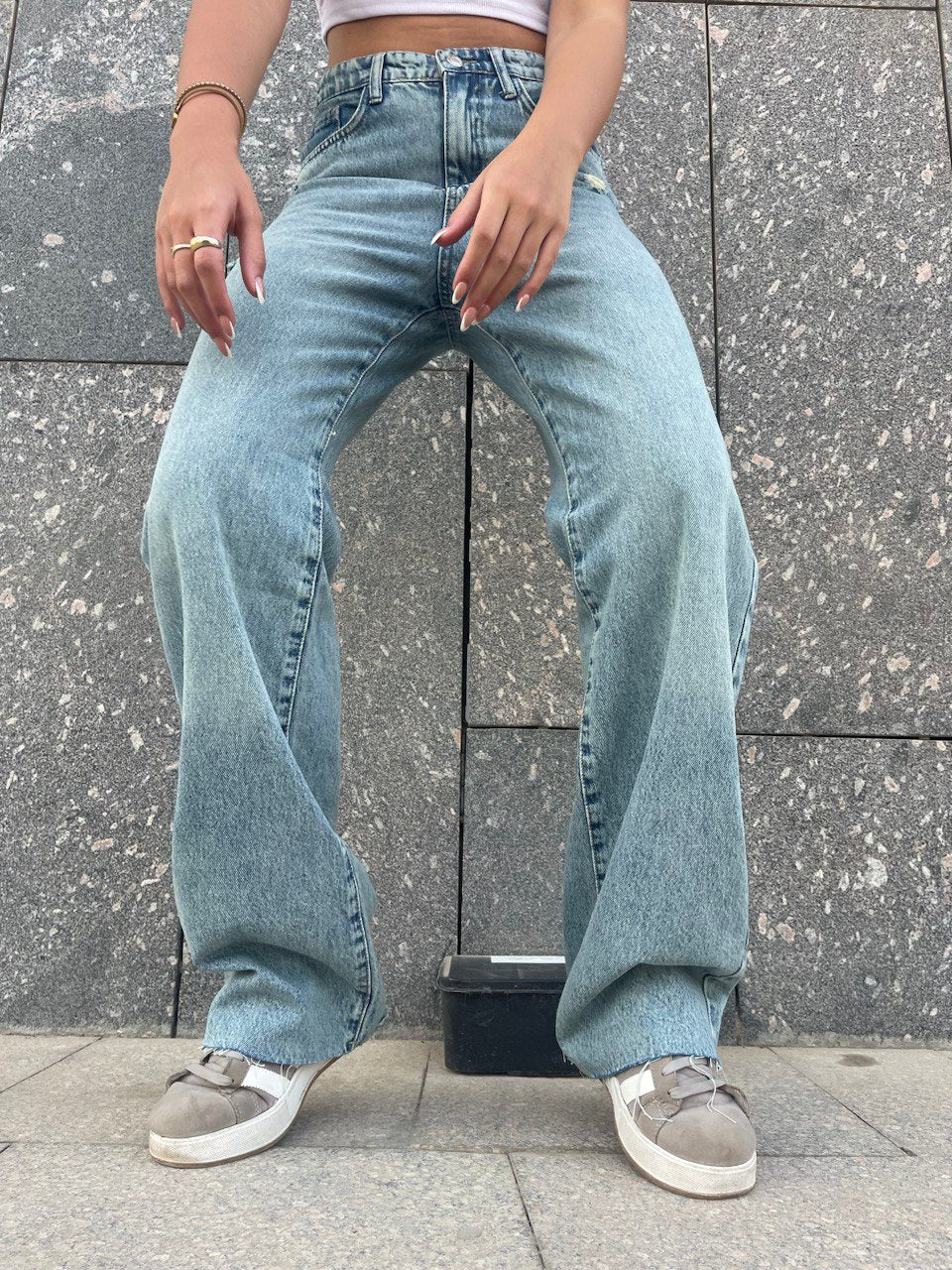 Hight-waist light acid wash straight leg jeans